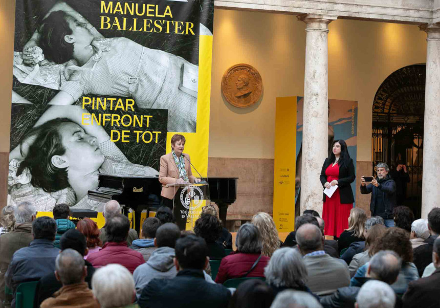Inauguració sobre l'exposició de Manuela Ballester a La Nau.